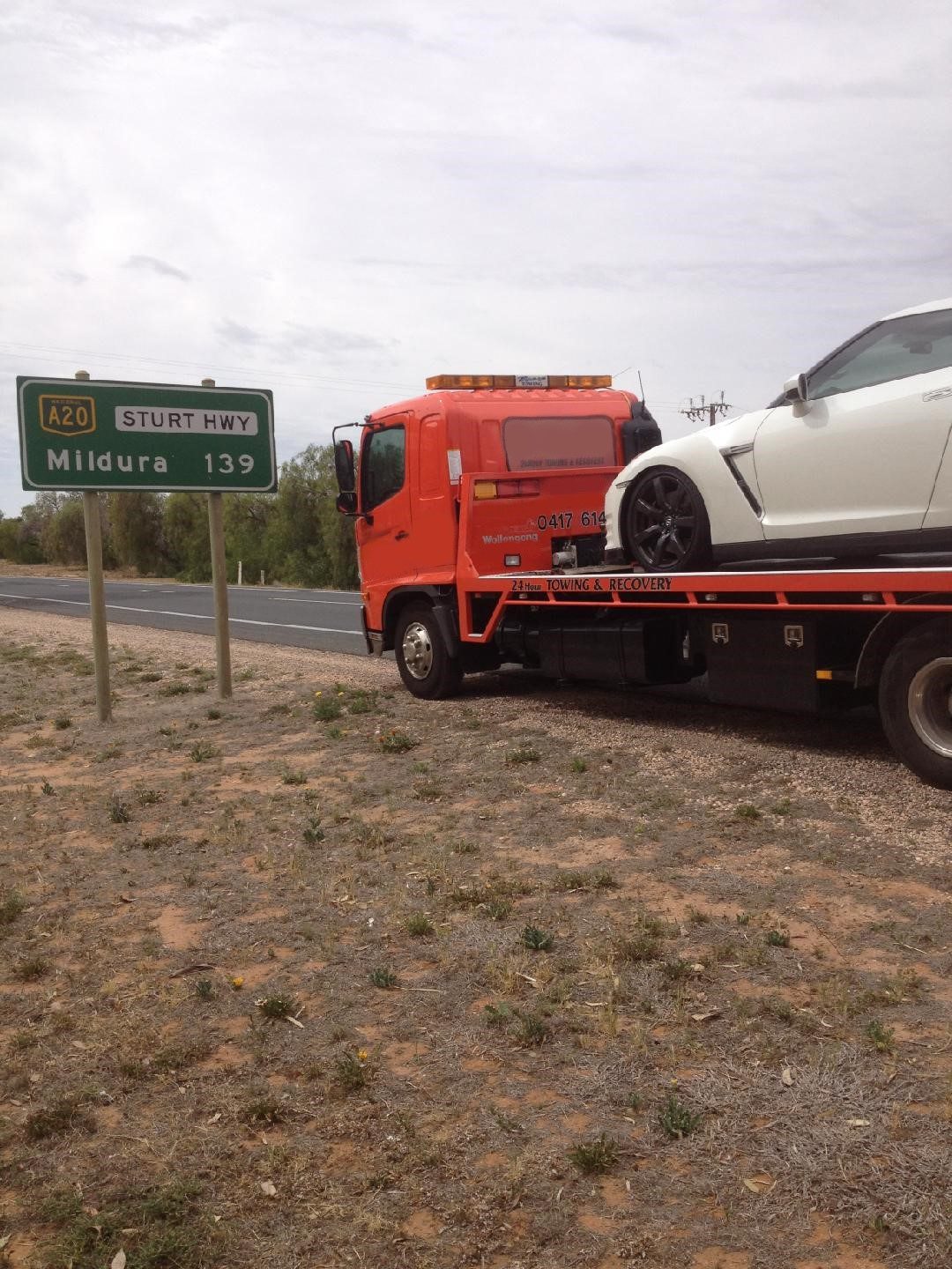 MTJ Towing truck on a long distance job on the Sturt Highway